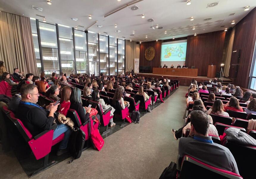 Aula Magna con el logo del congreso proyectado